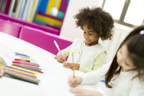 Niños multiraciales en la sala de juegos —  Fotos de Stock