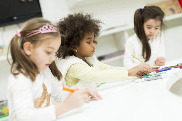 Enfants multiraciaux dans la salle de jeux — Photo