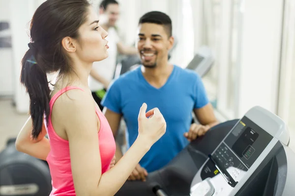 Les jeunes s'entraînent dans la salle de gym — Photo