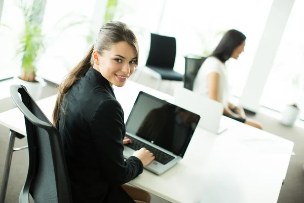 Mujeres jóvenes en la oficina — Foto de Stock