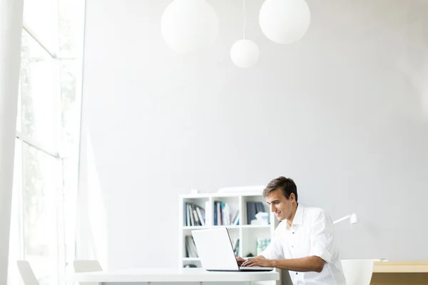 Joven en la oficina — Foto de Stock