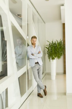 Ofisteki genç adam.