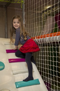 Çocuk parkındaki küçük kız