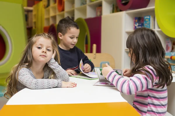 Niños dibujando en la sala de juegos — Foto de Stock