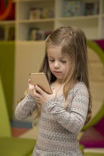 Girl with mobile phone — Stock Photo, Image