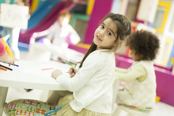 Niños multiraciales en la sala de juegos —  Fotos de Stock