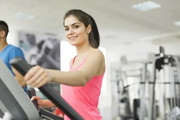 Folk tränar i gymmet — Stockfoto