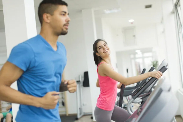 Folk tränar i gymmet — Stockfoto