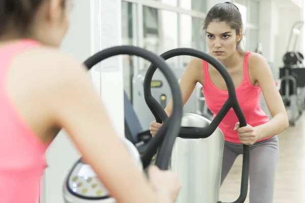 Frauentraining im Fitnessstudio — Stockfoto