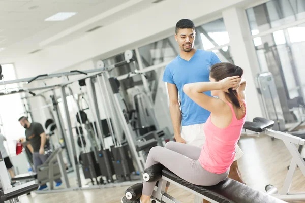 Frauentraining im Fitnessstudio — Stockfoto