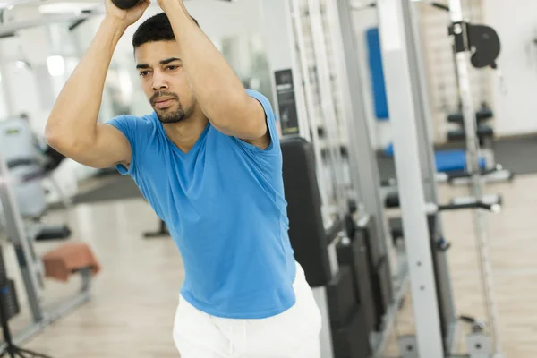 Spor salonundaki genç adam. — Stok fotoğraf