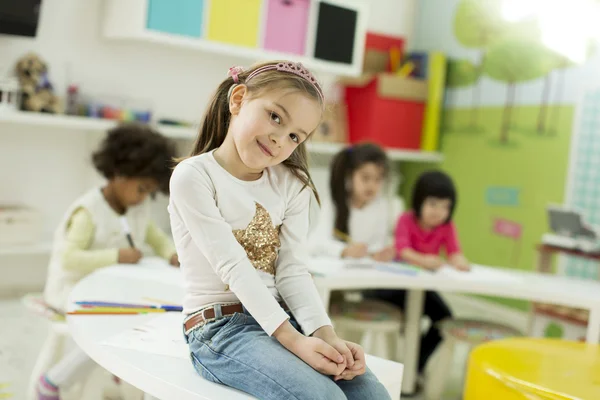 Enfants multiraciaux dans la salle de jeux — Photo