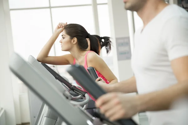 Jóvenes en el gimnasio — Foto de Stock