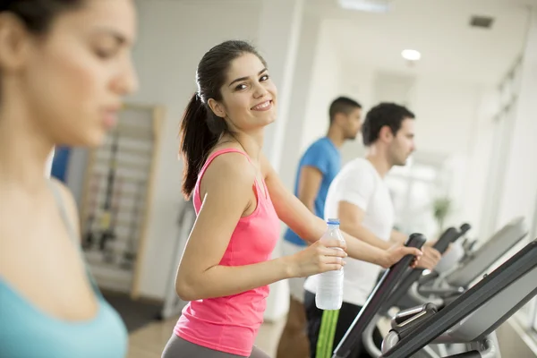 Folk tränar i gymmet — Stockfoto