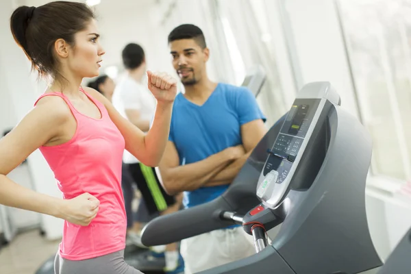 Jóvenes entrenando en el gimnasio — Foto de Stock