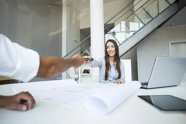 Jongeren op kantoor — Stockfoto