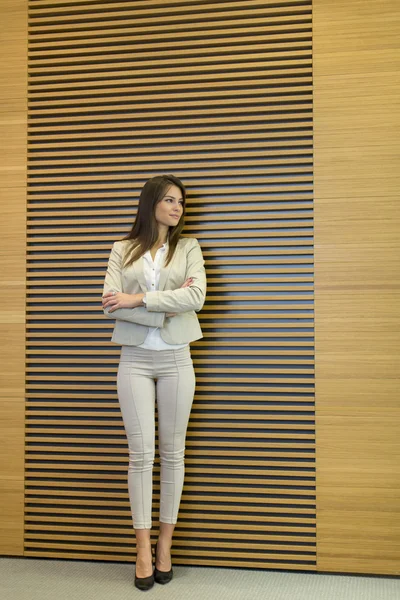 Jeune femme dans le bureau — Photo