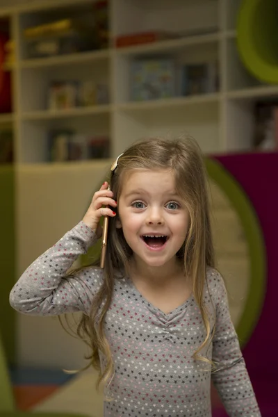 Menina com telefone móvel — Fotografia de Stock