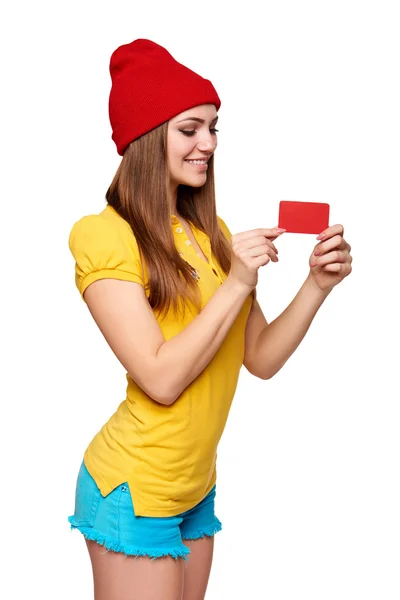 Sonriente adolescente funky chica holding en blanco tarjeta de crédito — Foto de Stock