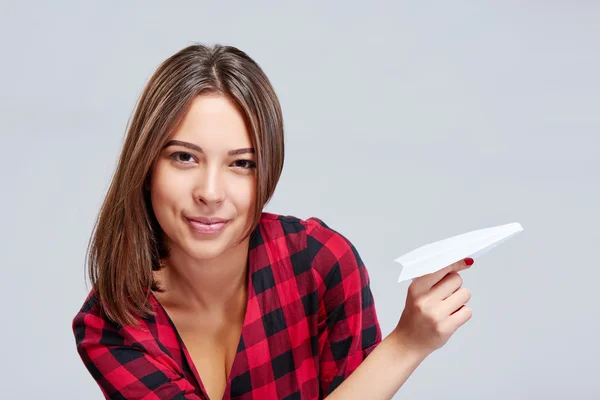 Soñadora hembra sosteniendo plano de papel blanco — Foto de Stock