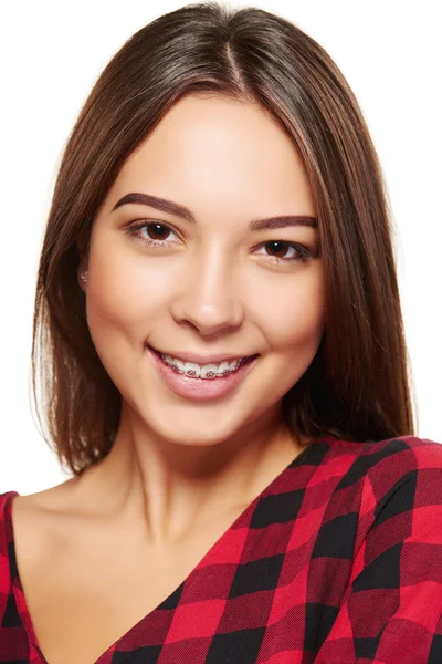 Adolescente hembra sonriendo con frenillos en los dientes — Foto de Stock