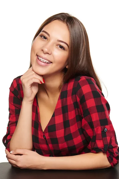 Adolescente hembra sonriendo con frenillos en los dientes — Foto de Stock