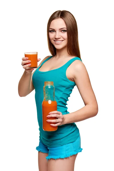 Happy teen girl holding a glass of carrot juice — Stock Photo, Image