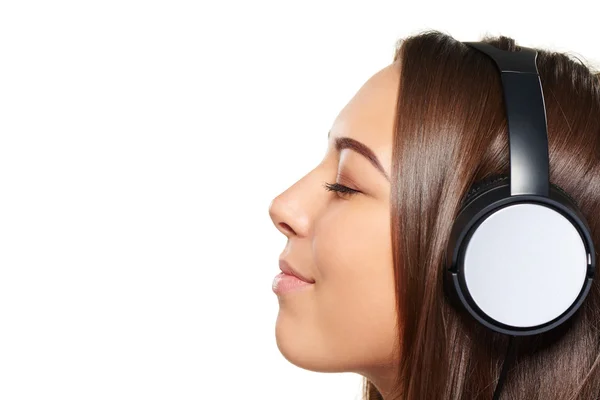 Mujer escuchando disfrutando de la música en auriculares con ojos cerrados —  Fotos de Stock