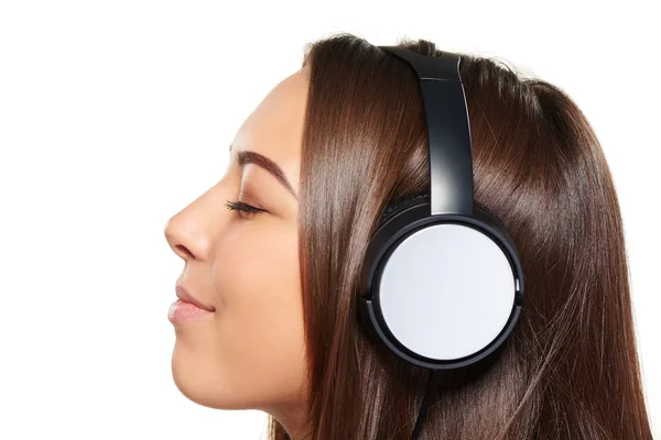 Mulher ouvindo música em fones de ouvido com olhos fechados — Fotografia de Stock