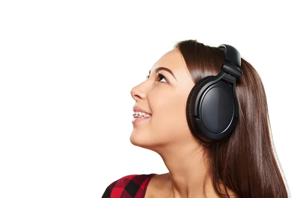 Mujer escuchando disfrutando de la música en auriculares —  Fotos de Stock