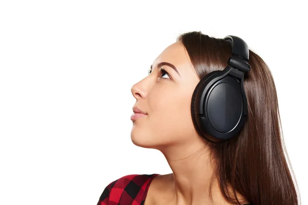 헤드폰에서 여자 듣기 즐기는 음악 — 스톡 사진