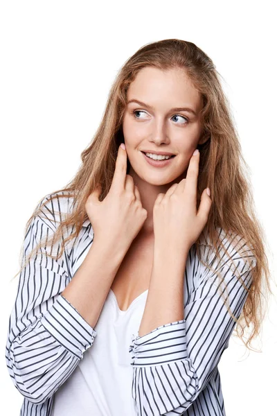 Menina sorridente bonita tocando seu rosto — Fotografia de Stock