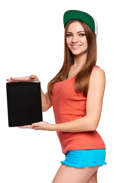 Sorrindo hip menina adolescente mostrando tela tablet digital em branco preto — Fotografia de Stock