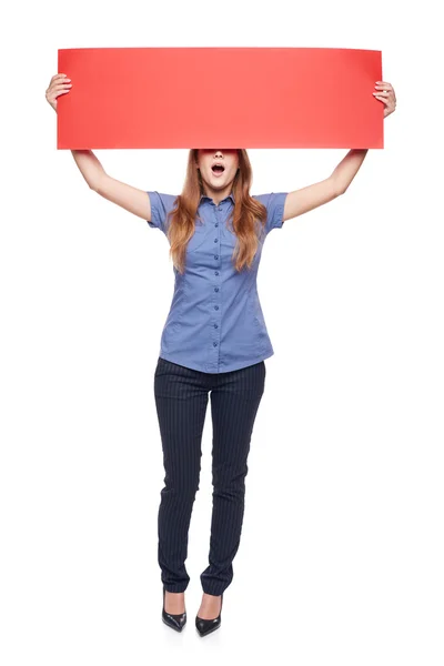 Mulher segurando papelão em branco vermelho — Fotografia de Stock