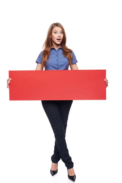 Vrouw bedrijf rode lege karton — Stockfoto