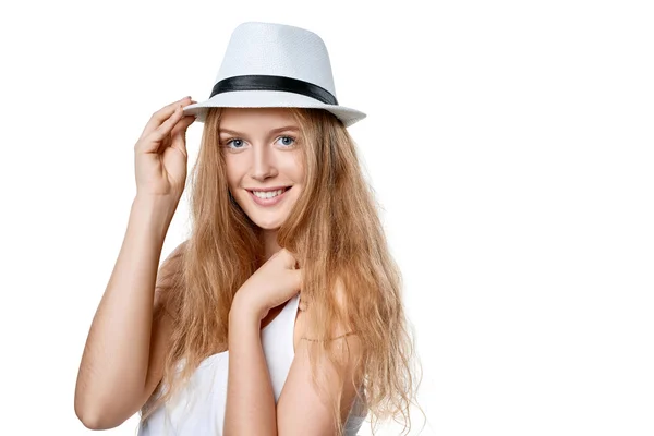 Счастливая женщина в соломенной шляпе — стоковое фото