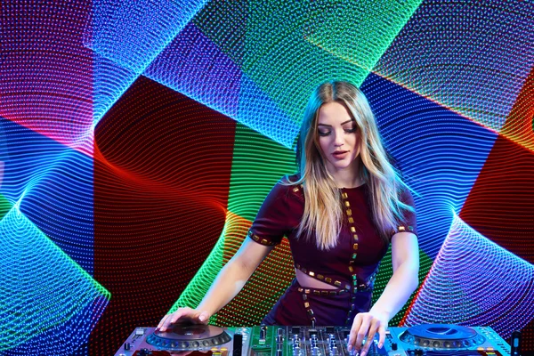 Dj mädchen auf decks bei die party — Stockfoto