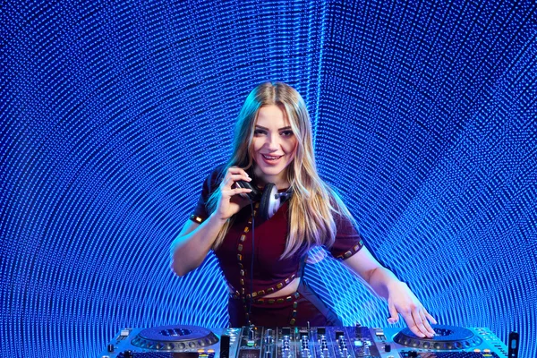 DJ girl on decks at the party — Stock Photo, Image