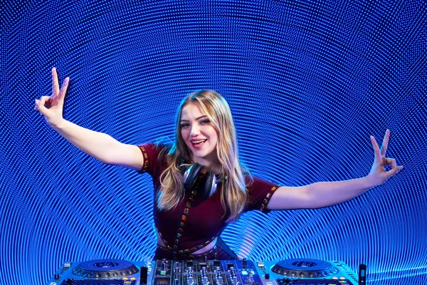 DJ menina no convés na festa gesto V sinal — Fotografia de Stock