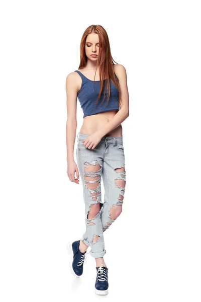 Modernes rothaariges Weibchen trägt zerrissene Jeans — Stockfoto