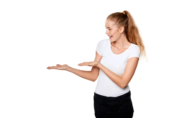 Lachende vrouw met open hand palm met kopie ruimte — Stockfoto