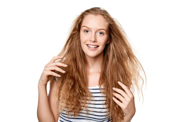 Krásná mladá žena s létáním vlasy — Stock fotografie