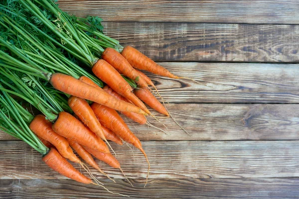 Свіжа морква букет на сільському дерев'яному фоні — стокове фото