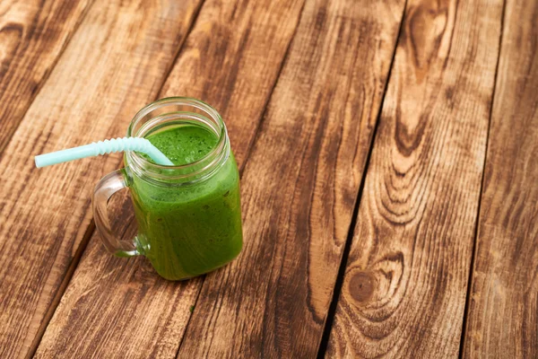 Üveg poharat bögre zöld turmix — Stock Fotó