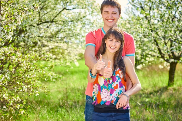 Молода пара насолоджується квітучим садом — стокове фото