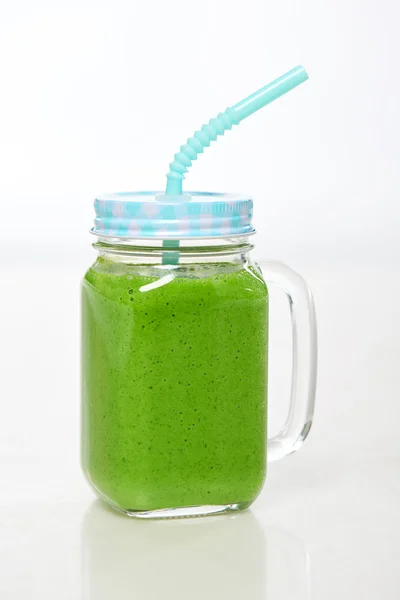 Üveg poharat bögre zöld turmix — Stock Fotó
