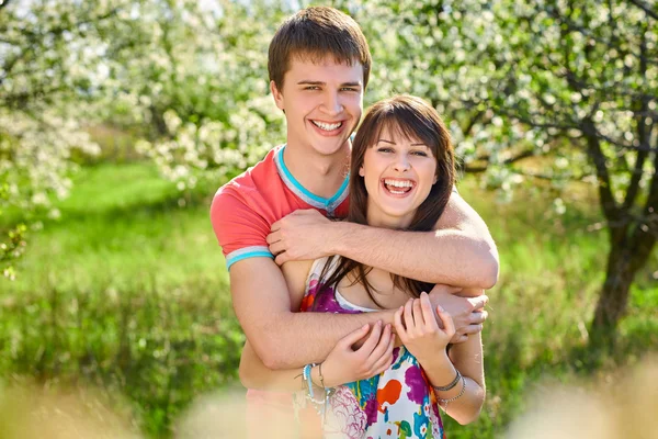 Молода пара насолоджується квітучим садом — стокове фото