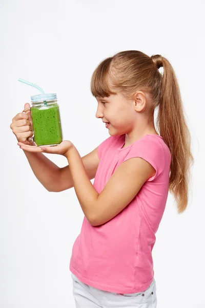 Kavanoz bardak kupa yeşil smoothie içkiyle tutan kız — Stok fotoğraf