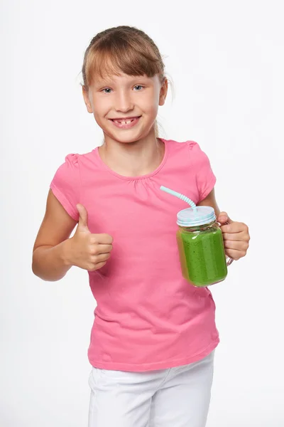 Chica sosteniendo jarra vaso taza con licuado verde bebida —  Fotos de Stock