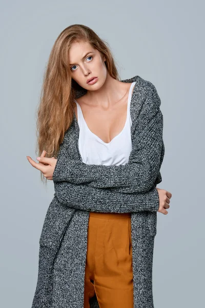 Mulher bonita na moda em casaco de lã de malha quente — Fotografia de Stock